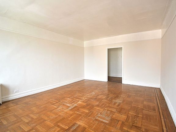 5th image of 655 Pelham Pkwy N APT 5F
