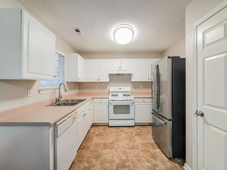 409 Robin Hill Ln — Photo 8