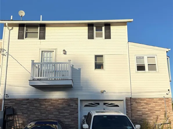 864 S Walnut St, Lindenhurst, NY 11757