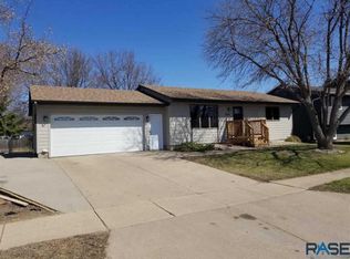 5820 W Dardanella Rd, Sioux Falls, SD 57106