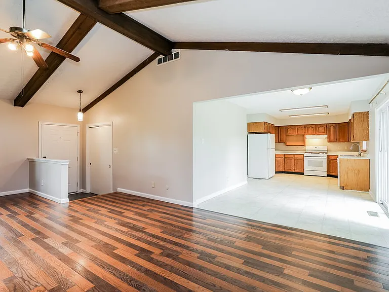 476 Spring Dr — Photo 8