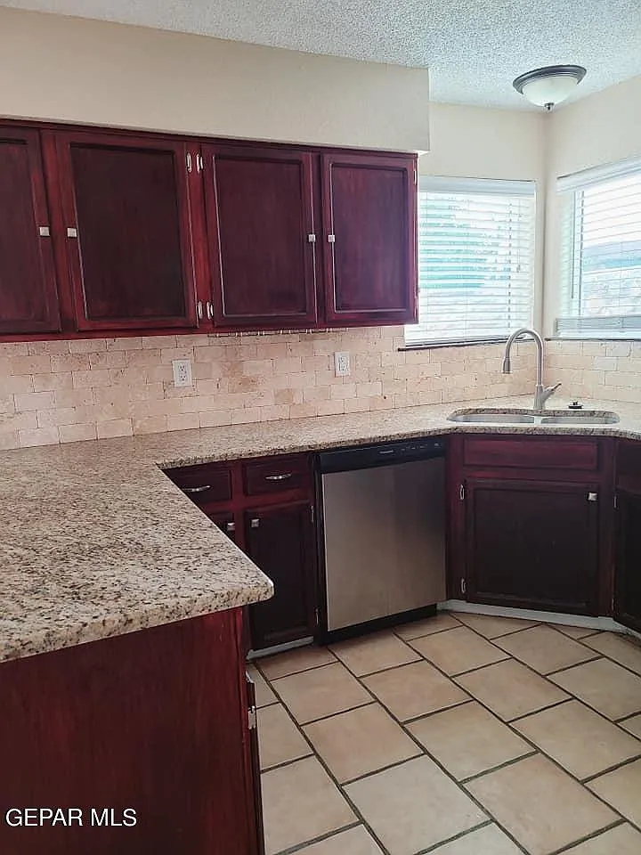 4 bed, 2.5 bath, 1415 sqft, $2,000 — Photo 4