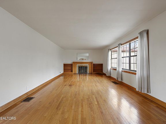 4th image of 555 Binfield Rd