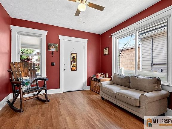 4th image of 948 Rahway Ave