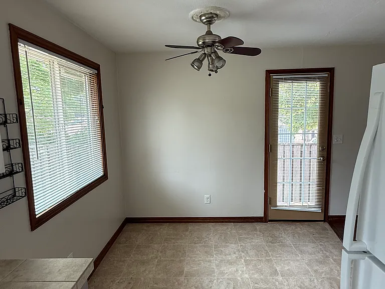 780 Oakhill Ave SE — Photo 4