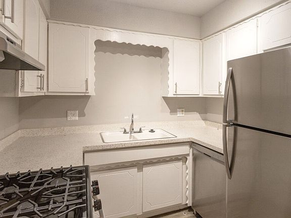3rd image of 5113 N Brookline Ave #134