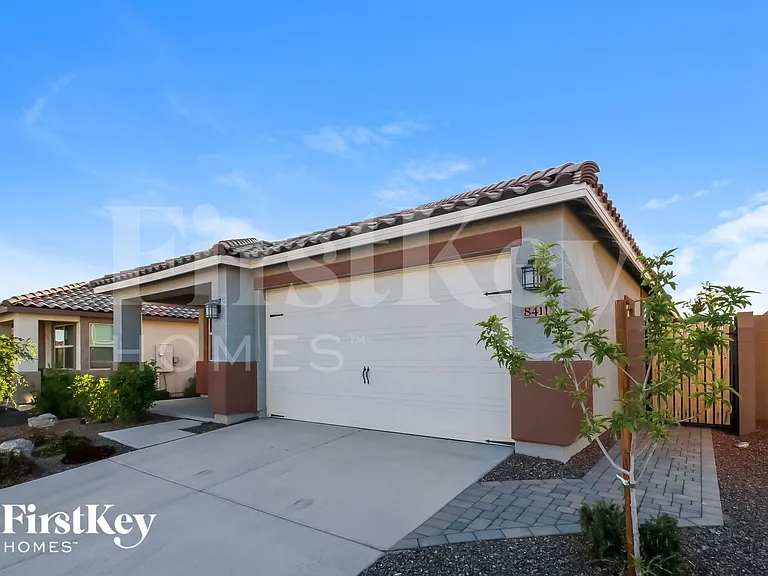 8411 S 164th Dr — Photo 2