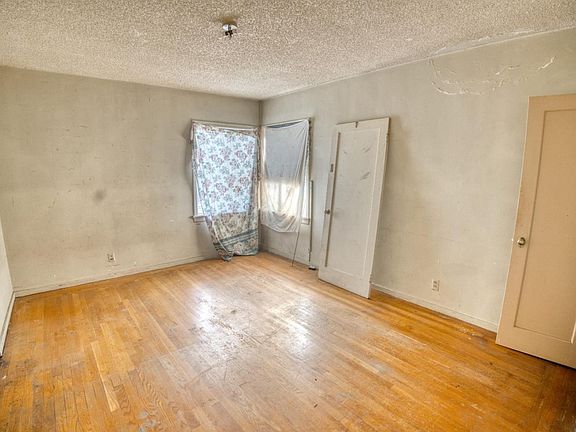 3rd image of 1174 Oconnor St
