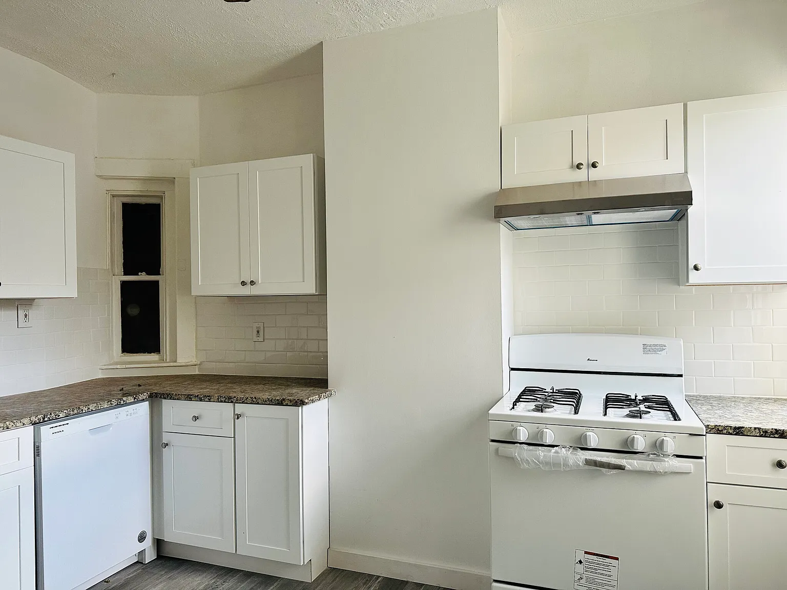 3 bed, 873 sqft, $3,900 — Photo 2
