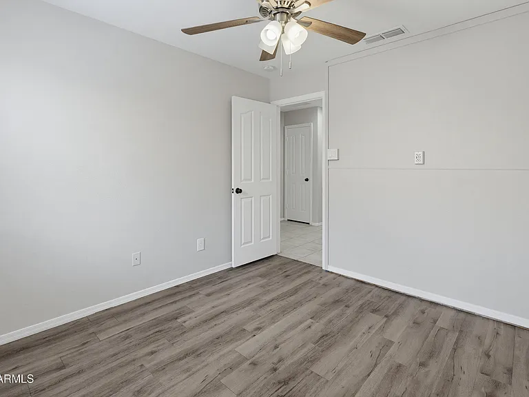 543 W Grovers Ave — Photo 18