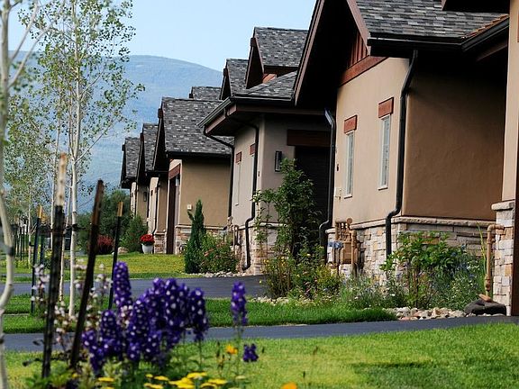 Townhouse located on corner unit, own driveway, garden and d