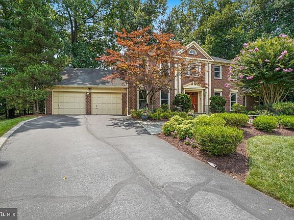 4th image of 10904 Roundtable Ct