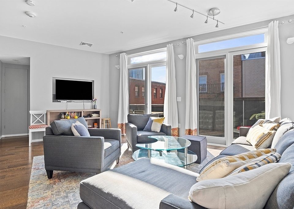 1st image of 84 Prince St APT 4
