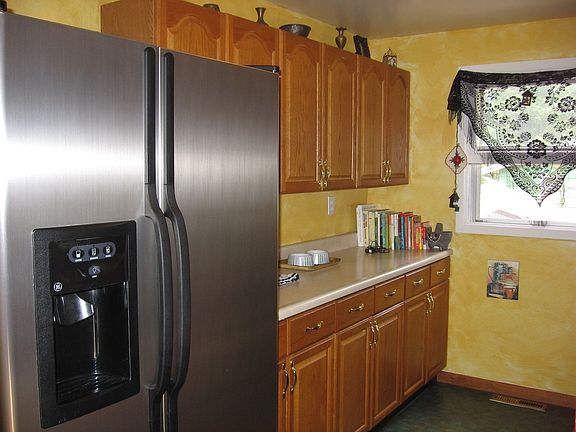 Nice updated oak kitchen!