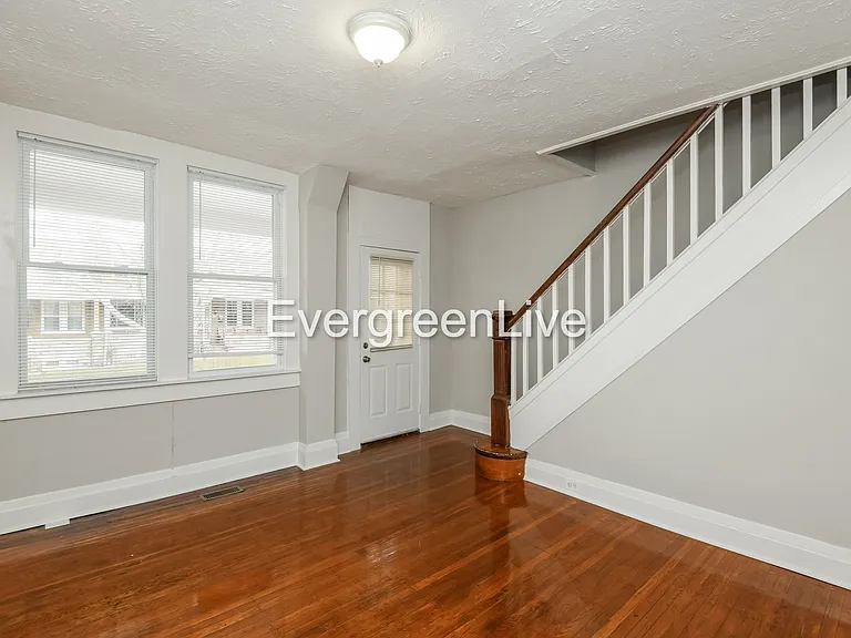 2837 Pelham Ave — Photo 5