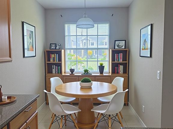 4th image of 1561 SE Hampshire Way