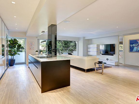 2nd image of 838 N Doheny Dr APT 305