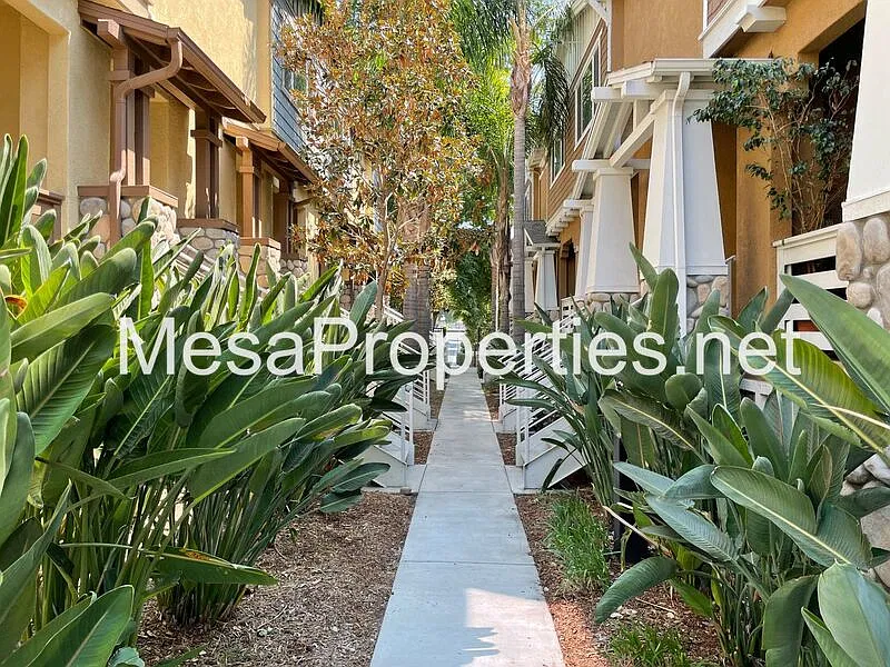 3 bed, 2.5 bath, 1618 sqft, $3,050 — Photo 2