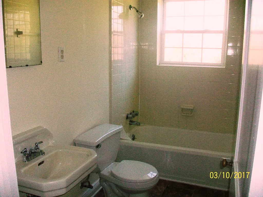 2 bed, 1.0 bath, $1,350 — Photo 2