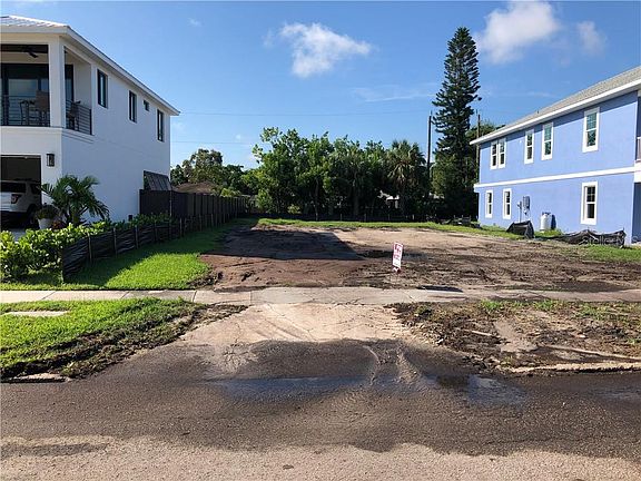 3rd image of 1910 Riverside Dr E