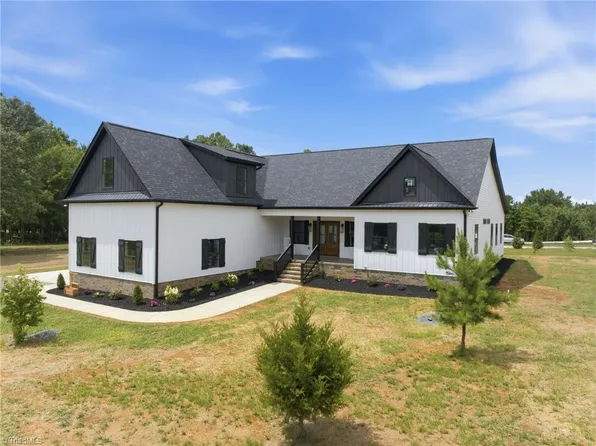 5405 Monterey Glen Ct, Browns Summit, NC 27214