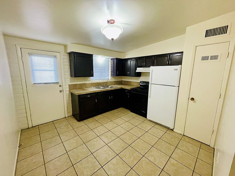 1st image of 3031 E Blacklidge Dr