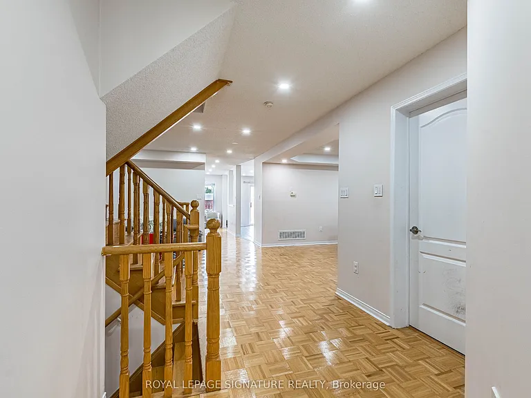 35 Whitehouse Cres — Photo 9