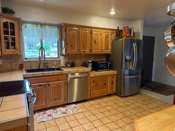 3rd image of 1180 E Maple St S
