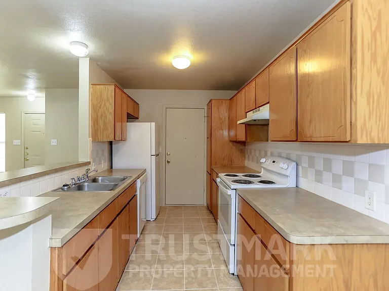 932 Maplewood St #B — Photo 7