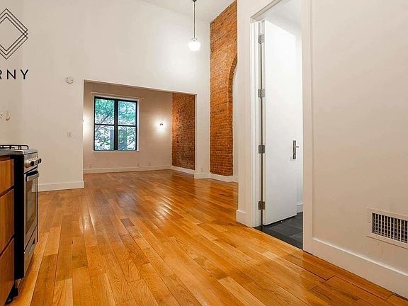 4th image of 949 Willoughby Ave #304D