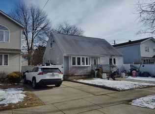 7955 266th St, Glen Oaks, NY 11004