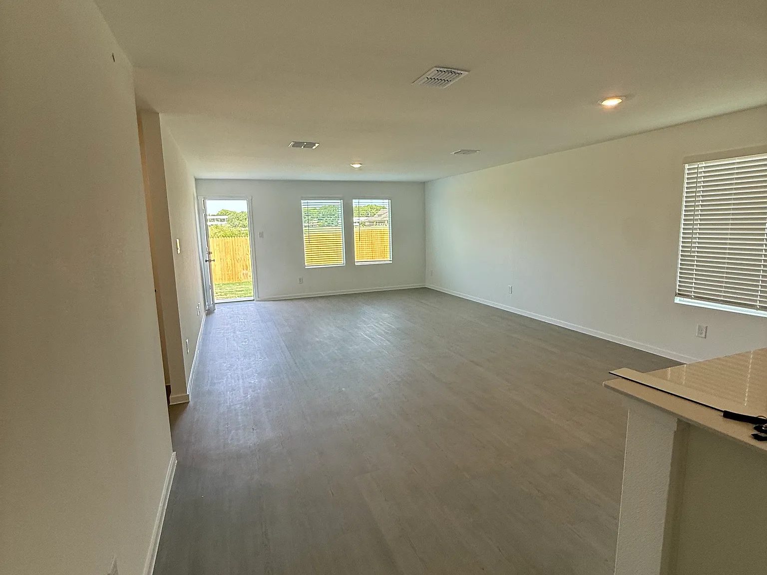3 bed, 1475 sqft, $2,100 — Photo 4