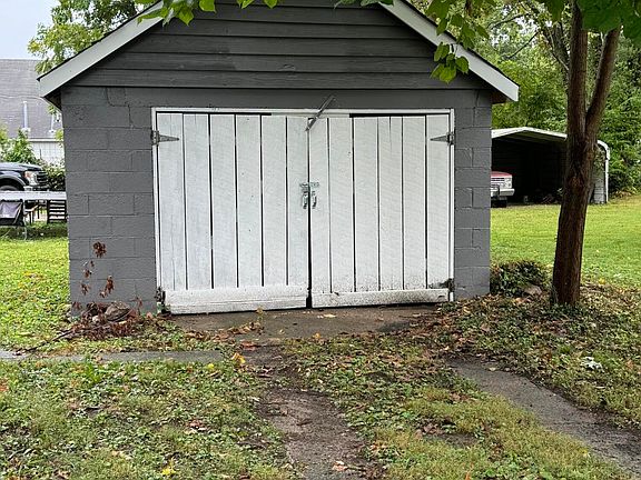 3rd image of 553 W Shelby St