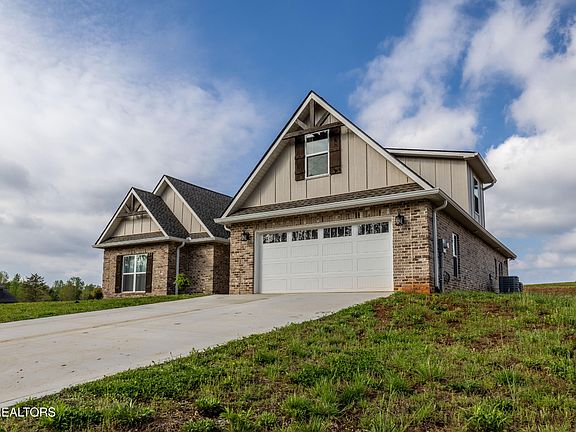 2nd image of 831 Pinebrooke Dr