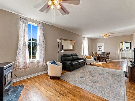 4th image of 900 Dwyer Ave