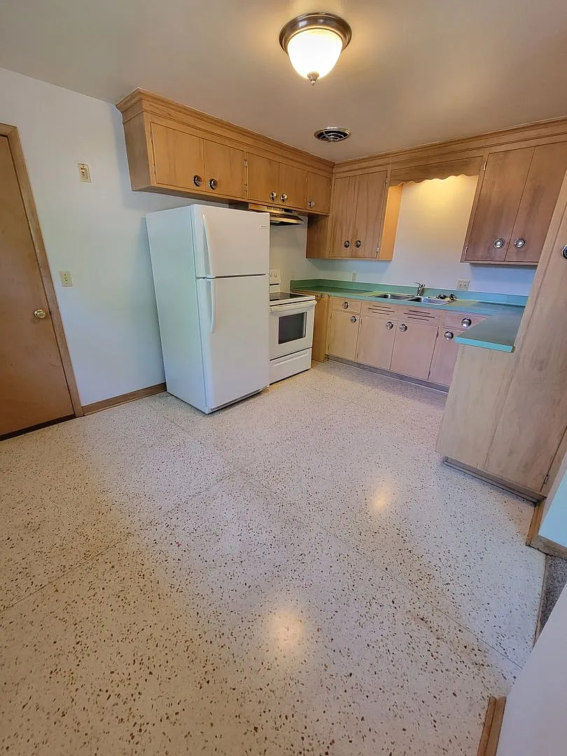 319 E Harris St — Photo 3