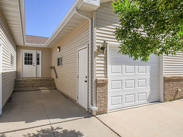 1422 E Redwood Blvd — Photo 4