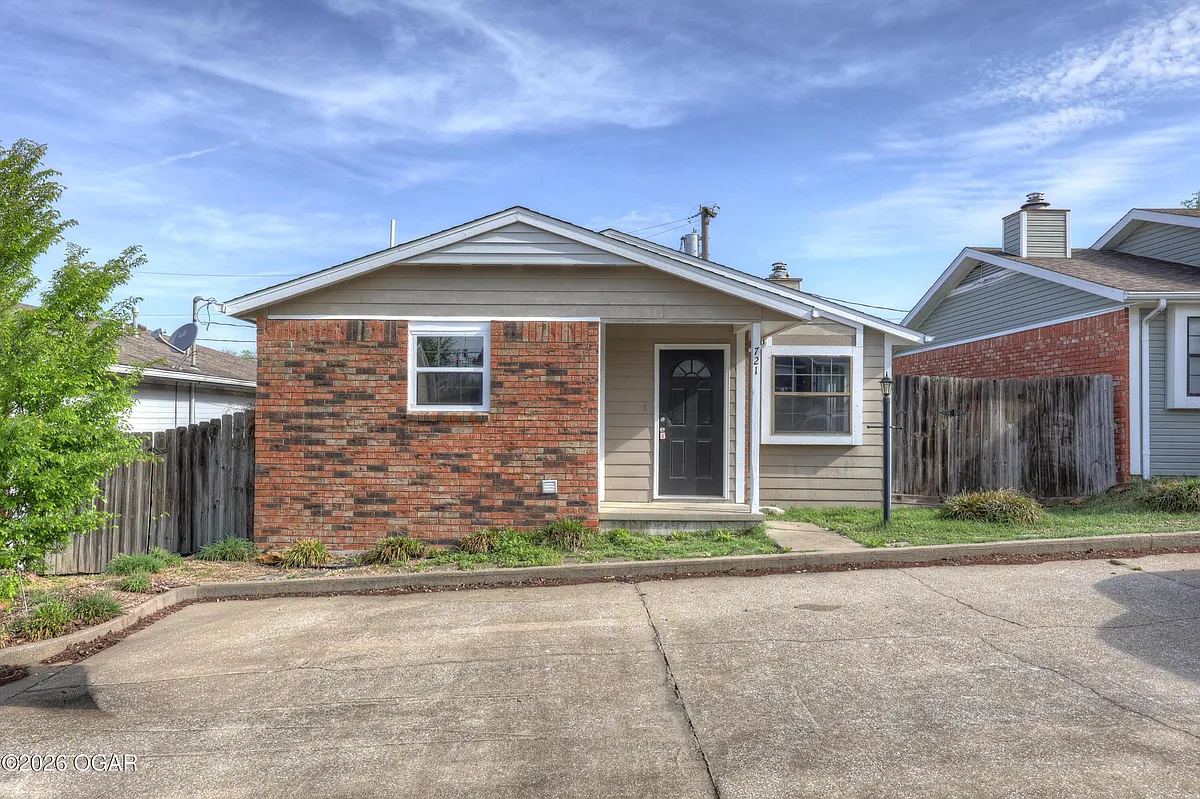 Building Photo - 721 W 31st Ter