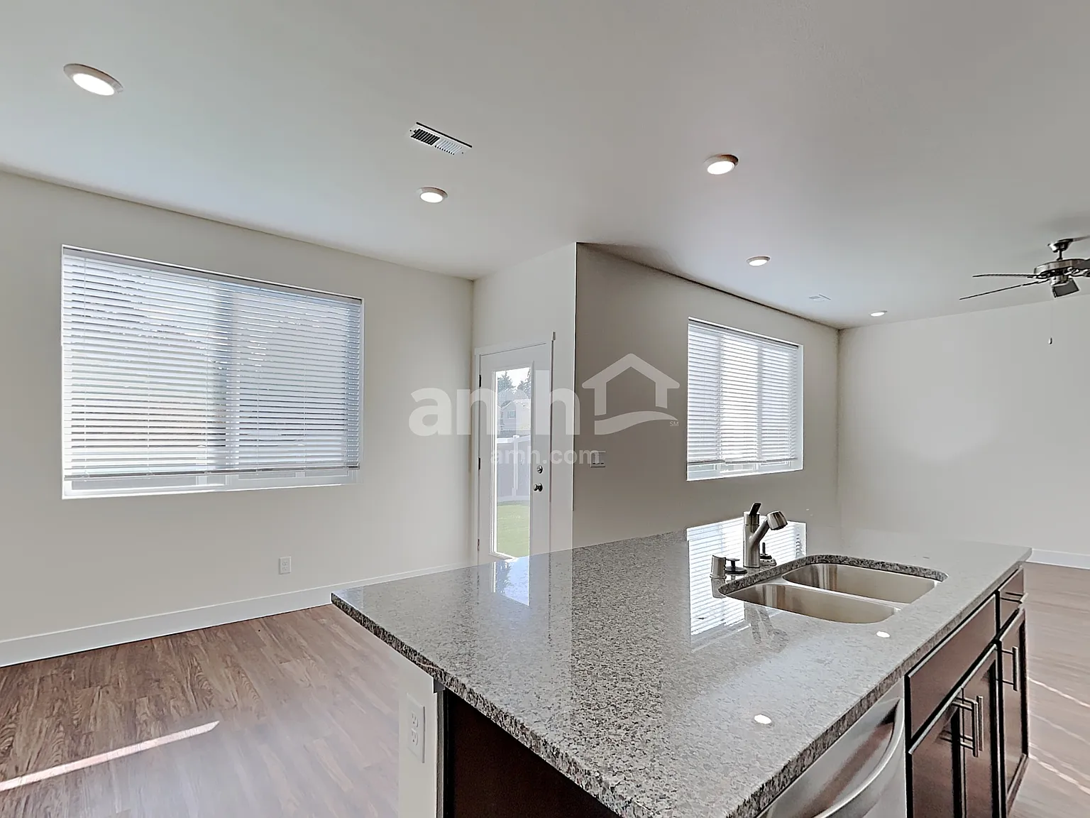 3 bed, 2.5 bath, 1697 sqft, $3,150 — Photo 4