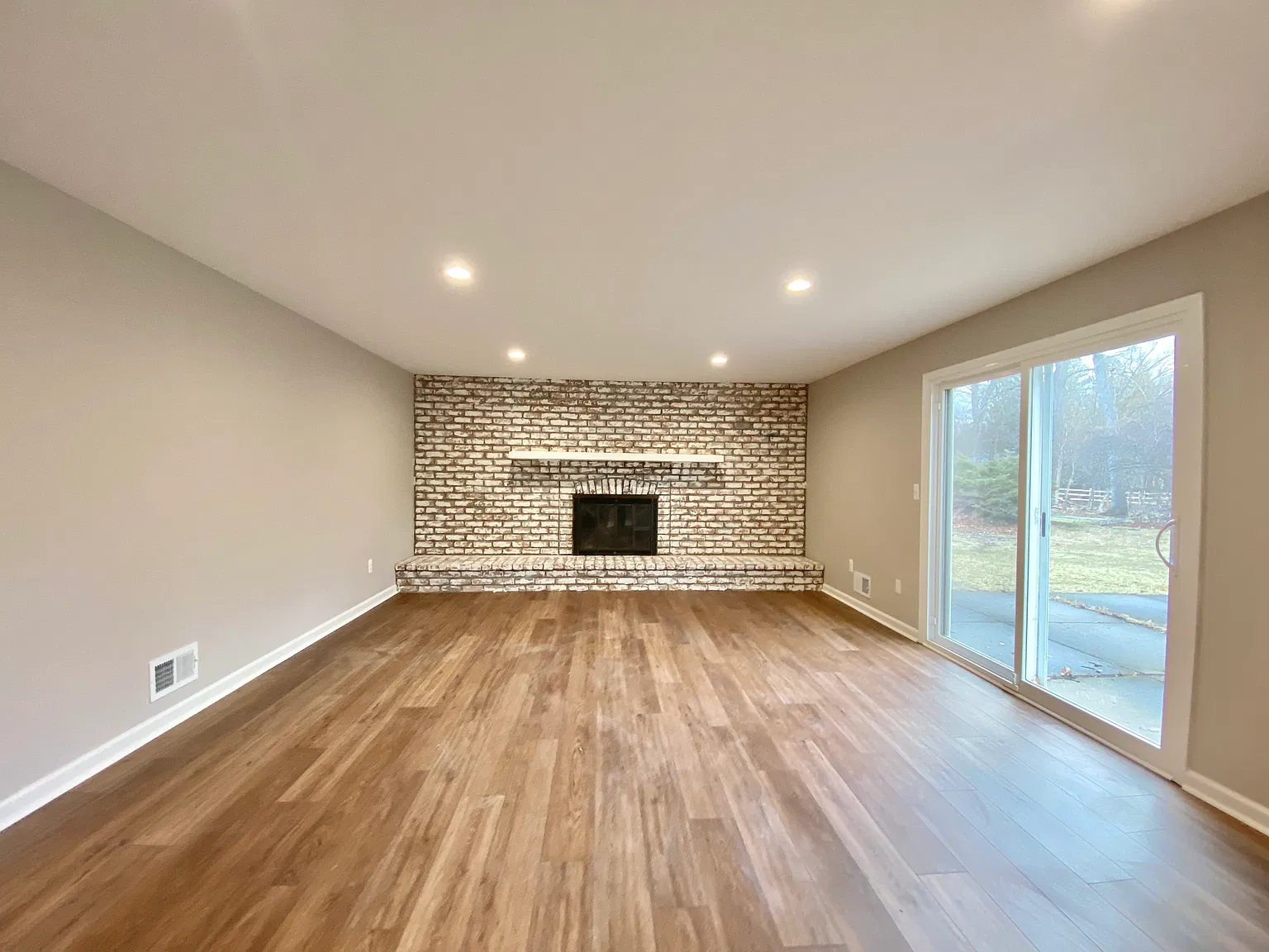 4 bed, 2.5 bath, 2648 sqft, $3,600 — Photo 4