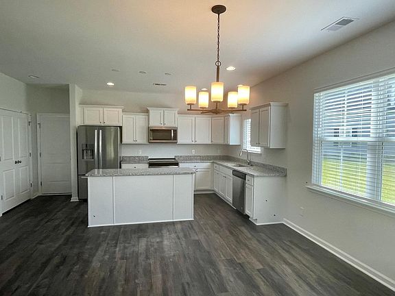 3rd image of 10 Hanging Branch Ct