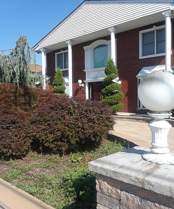 1st image of 296 Kinghorn St