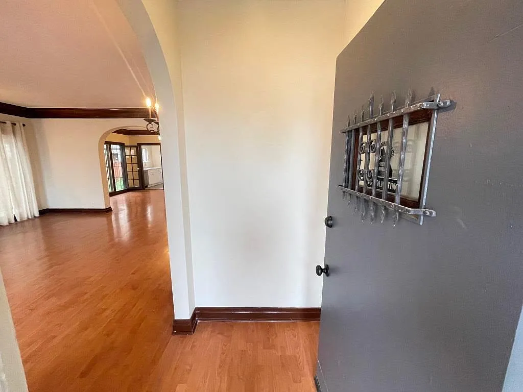 4 bed, 3.5 bath, 2200 sqft, $5,900 — Photo 4