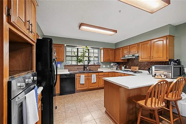 1382 Bristol Ct — Photo 7