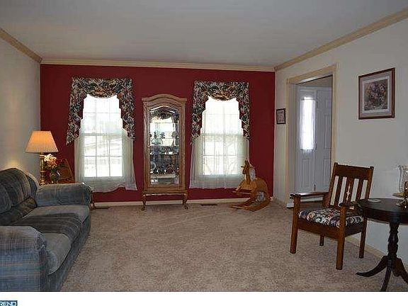 3rd image of 7 Airdrie Dr