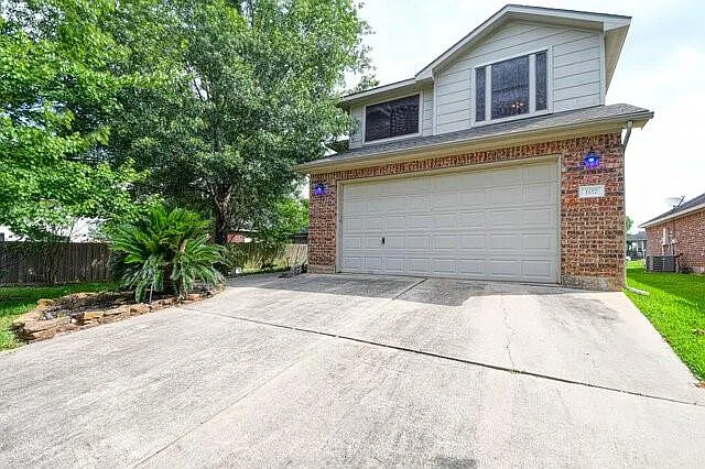 3 bed, 2.5 bath, 1985 sqft, $2,500 — Photo 2