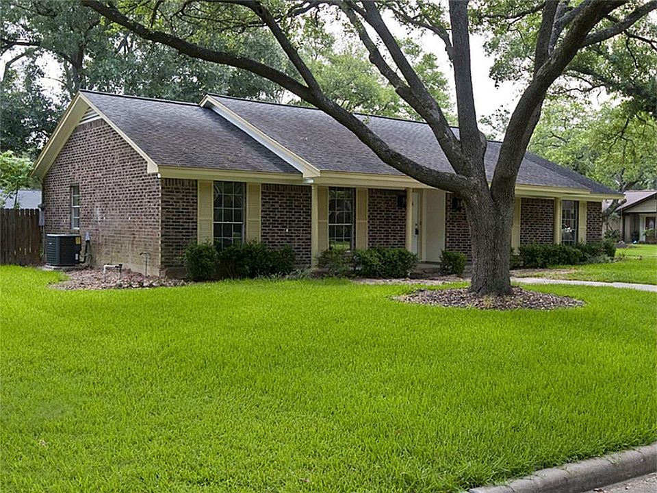 Welcome Home to 602 Magnolia Street. This charming ranch style home is located in the heart of Tomba