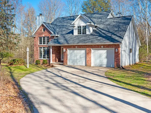 3084 River Forest Hills Dr, Pulaski, WI 54162