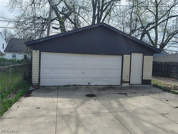 4th image of 21104 Clare Ave