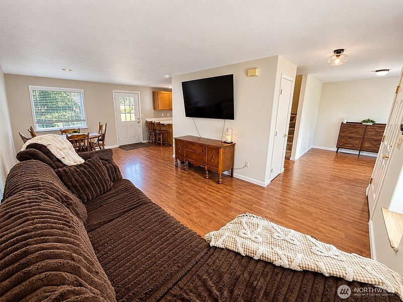 3rd image of 419 Spring Lane